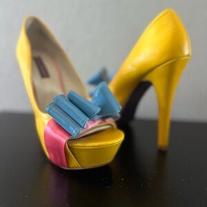 Mojo Moxy yellow heels size 8